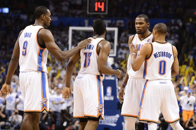 一场4分险胜，能让湖人把勇士抬进前6！但库里最感谢的不是詹姆斯