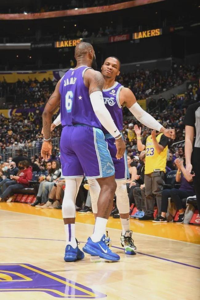 库里29+13格兰姆斯44+6 巴特勒缺阵76人胜勇士止9连败