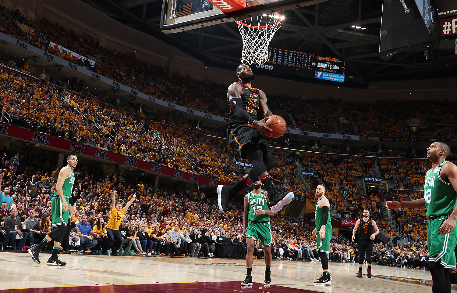 刚刚看了美国队2-0赢日本队的比赛，美国足球水平真强