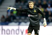 网友在梅西夜访诺坎普时偶遇他，梅西还向镜头打了招呼