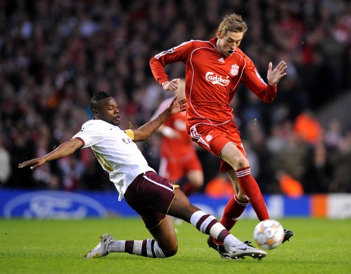 尤文全队和球迷一起出现在登机口，斯帕莱蒂和球迷们友好互动