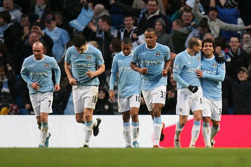 白宇打高尔夫球被偶遇 挥杆动作干净利落身材比例超好