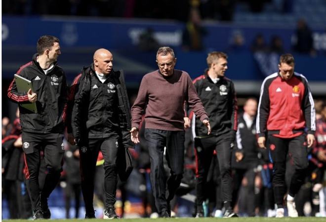 李晓旭首秀体能拉满，赛后累垮趴广告牌