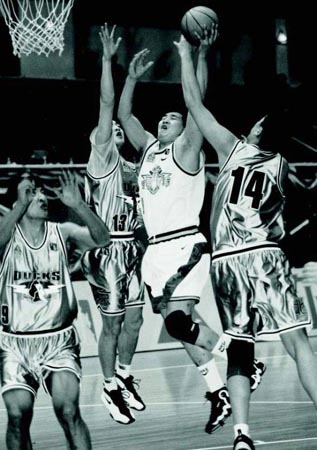 狂输27分！联盟第一10场5败，勇士保住73胜纪录，森林狼主帅立功