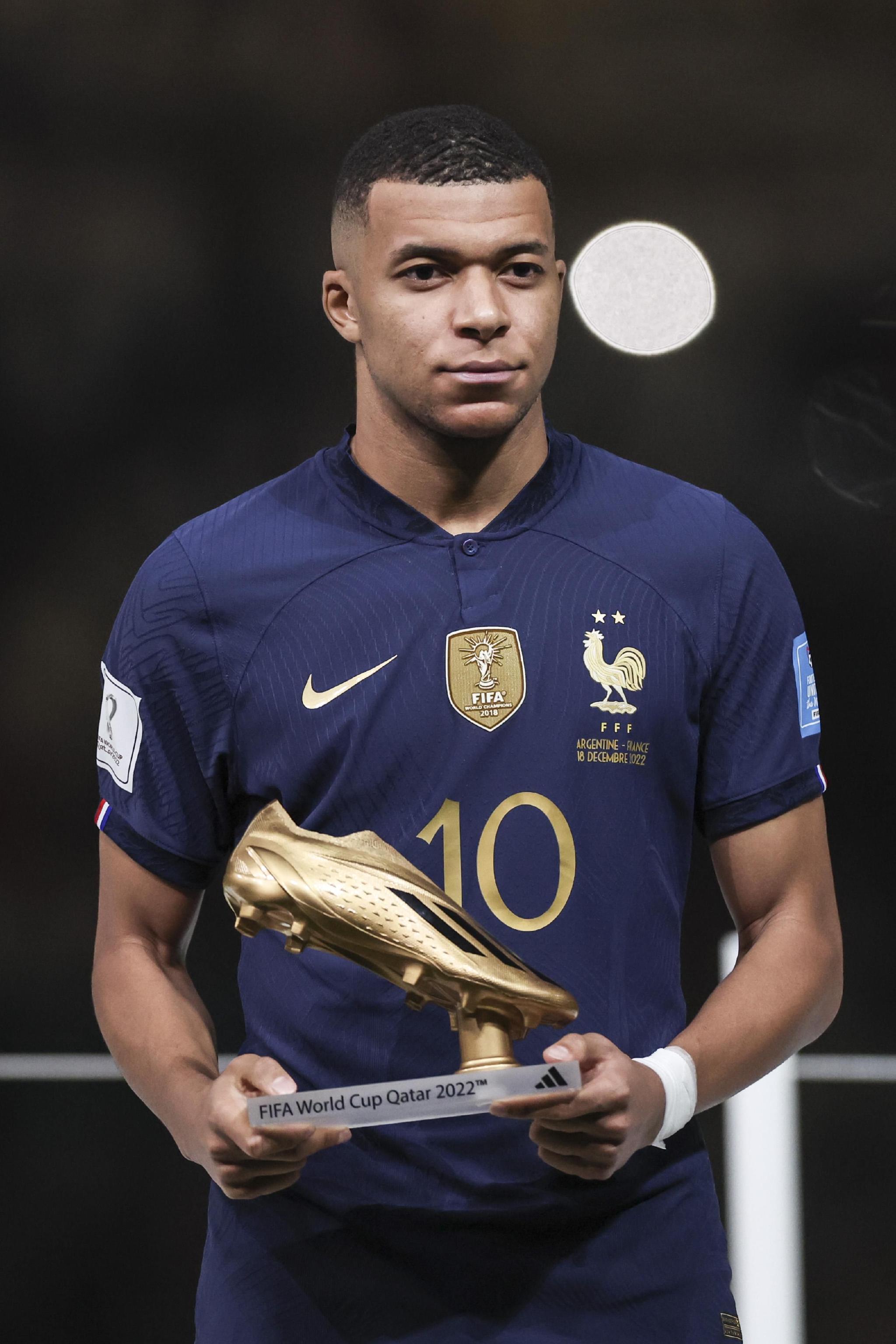 记者：弗里克取消了巴萨今天的训练，球员们前往吉达观光