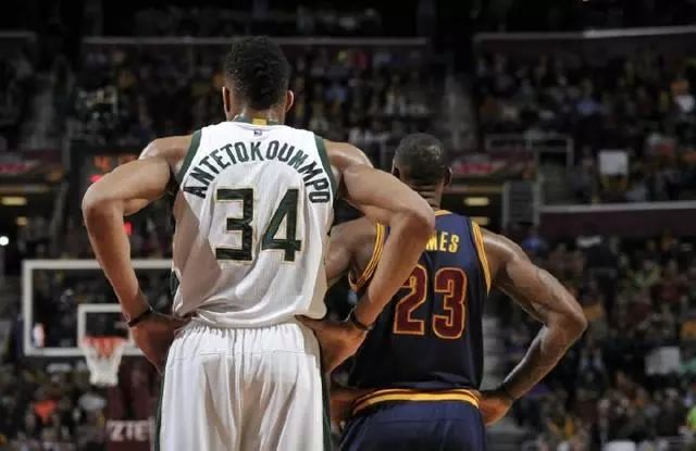 邓涵文因经济保障和新东家前景决定离开武汉三镇，加盟云南玉昆，成为球队核心球员。